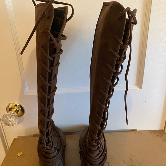 Never worn perfect condition☺️ original price 199 I paid 99 - Picture 4 of 5